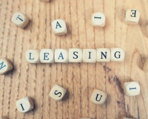 klocki tworzące napis leasing
