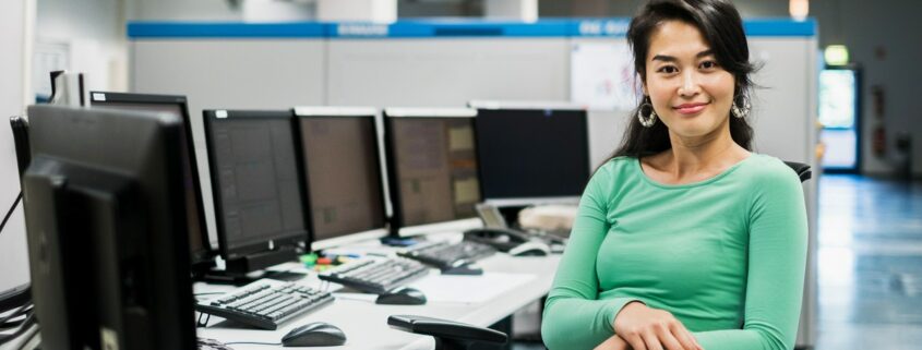 pracownik it 845x321 - Jak skorzystać z leasingu sprzętu IT w celu modernizacji infrastruktury technologicznej firmy?